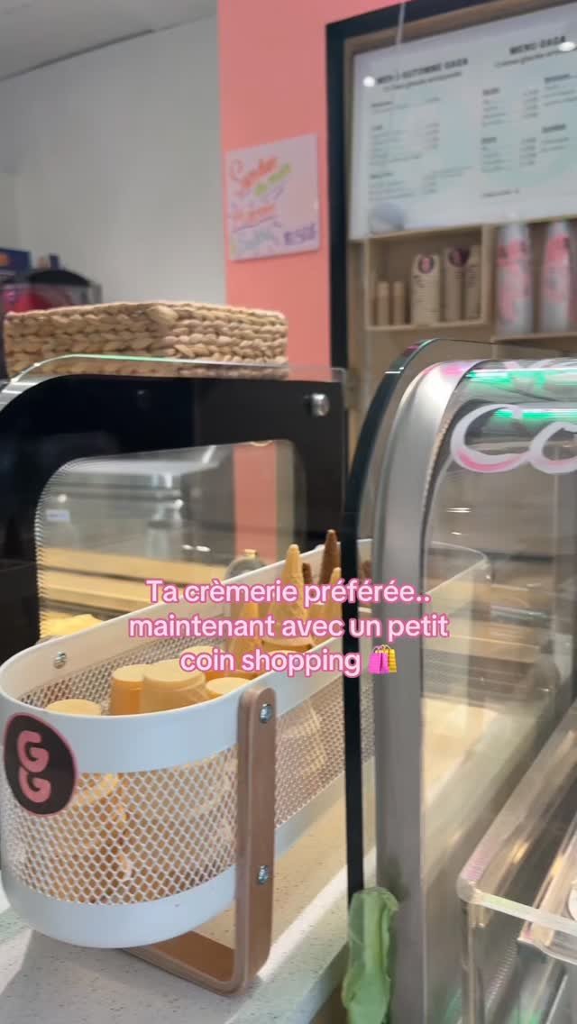 Cornets gaufrés et coin boutique chez Gaga Glaces