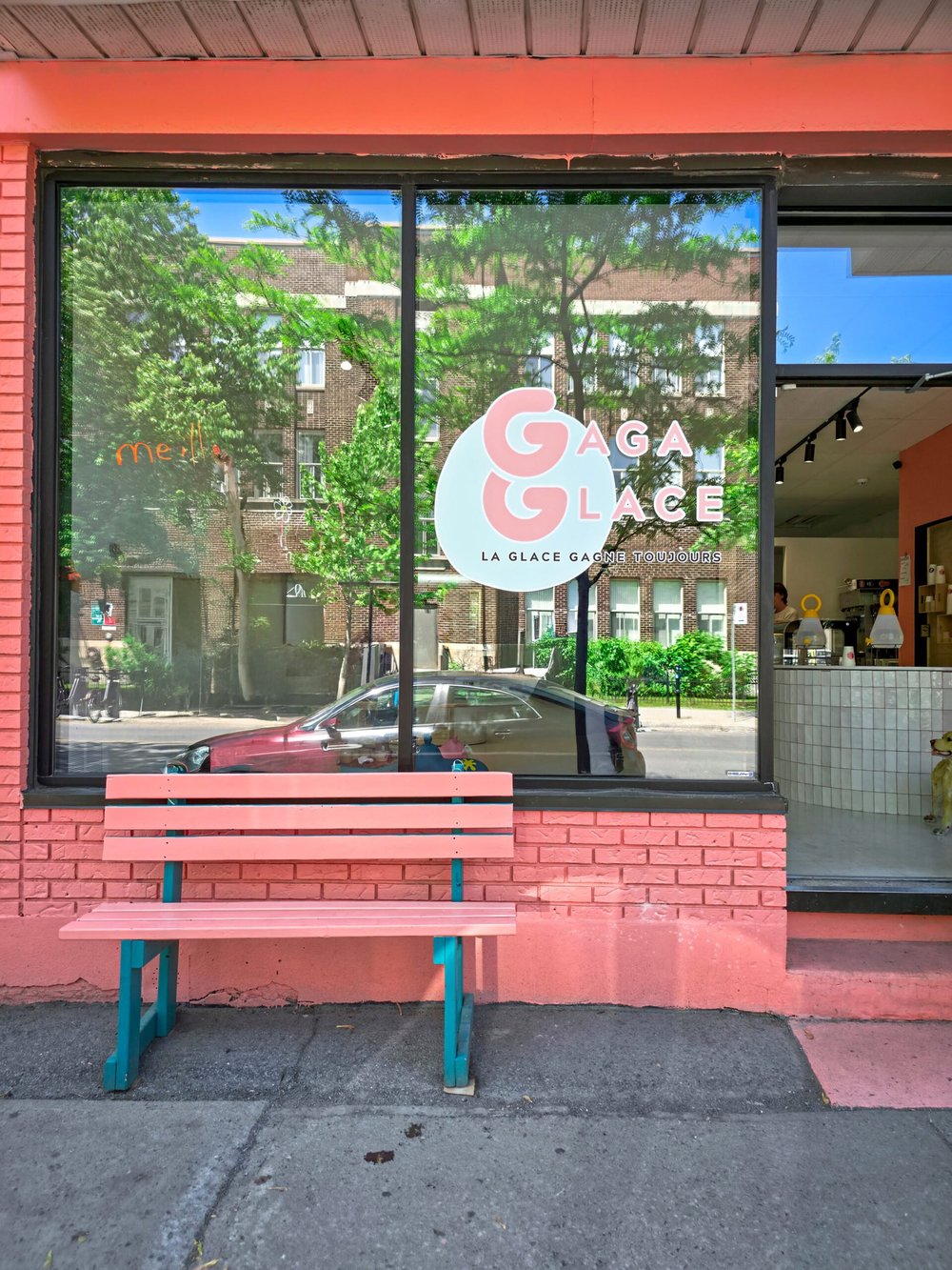Façade rose et banc turquoise de Gaga Glaces sur le boulevard Monk
